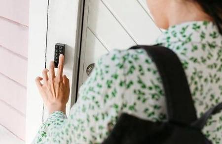 YALE Linus Smart Lock Apple HomeKit strieborný zámok